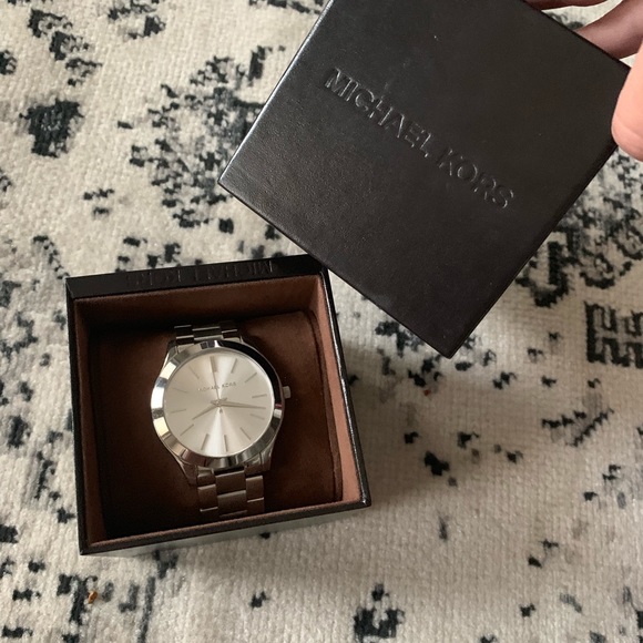 SILVER MICHAEL KORS WATCH WITH BOX - Picture 4 of 5